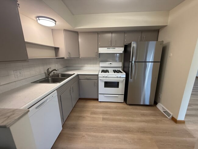 Refrigerador nuevo y gabinetes actualizados. - 757 Southeast Ave