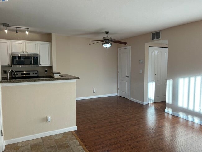 Photo - 150 Reflections Dr Unidad 14