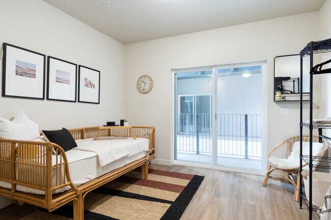 Studio, 1BA - 241SF