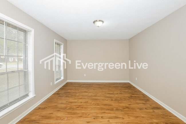 Photo - 3332 Clearbrook St