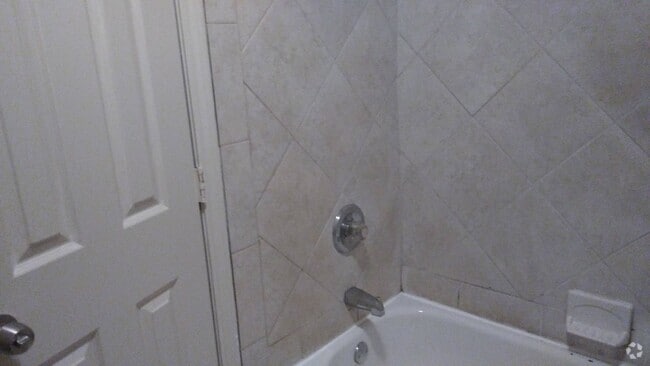 Building Photo - Spacious 3 Bedroom Townhome