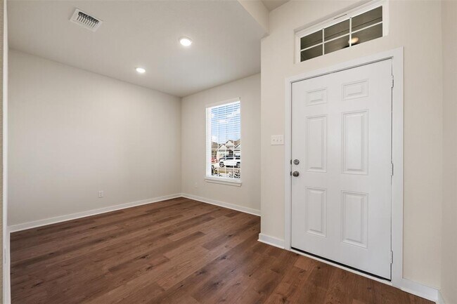 Photo - 109 Watch Hl