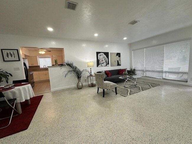 Photo - 950 E Dayton Cir