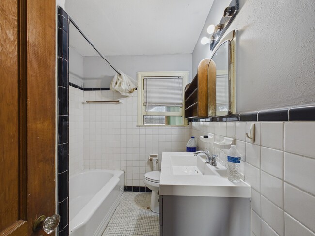 Photo - 1334 W 21st St