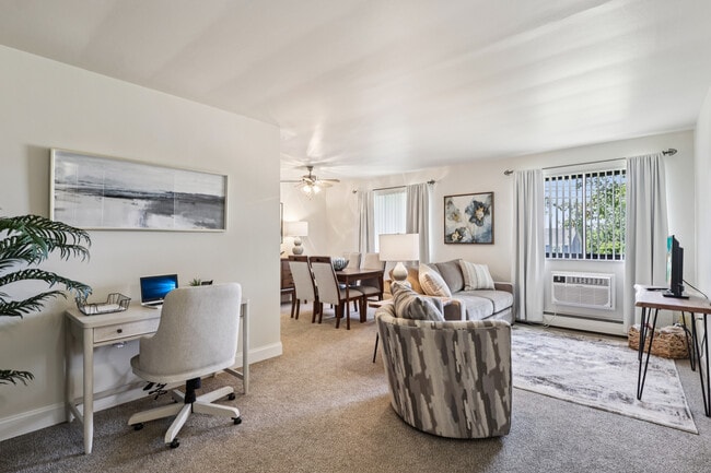 1 BD Living Area - Monroeville Apartments at Birnam Wood