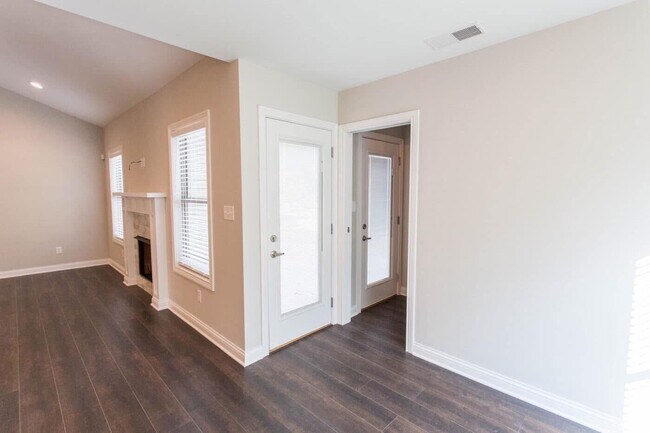 Photo - 952 Auckland Ave