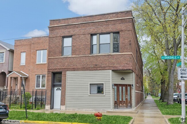 Building Photo - 1900 W Oakdale Ave Unit 1R Rental