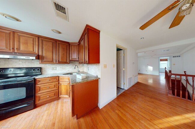 1 br, 1 bath Triplex - 2122 RACE ST Unit 103 - 1 br, 1 bath Triplex - 2122 RACE ST Condo Unit 103 Unit 103