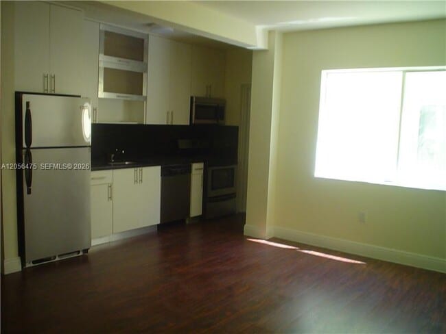Building Photo - 2880 Pine Tree Dr Unit 12