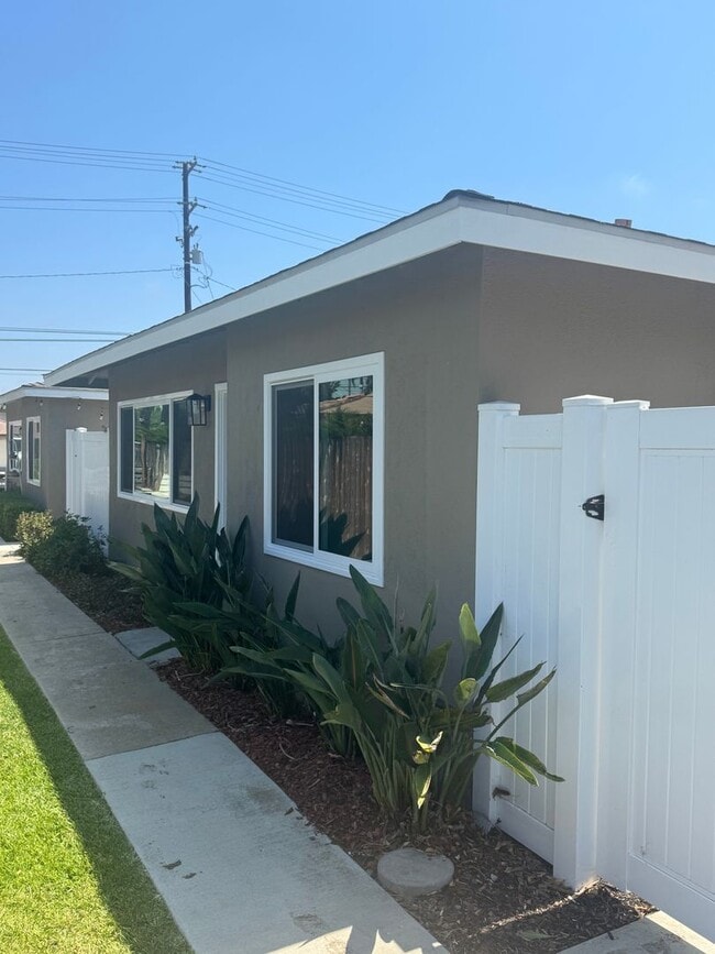 Building Photo - Remodeled 2 bedroom/ 1 bath on a Cul de Sac! Rental