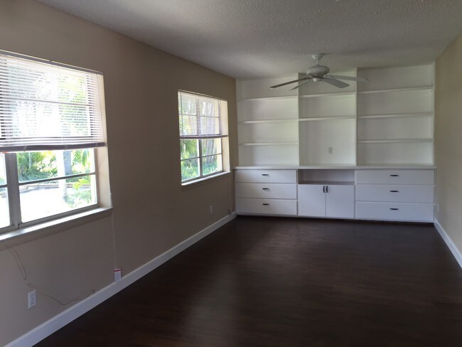 1 Bedroom Front Unit LR - 971 SE 22nd Ave