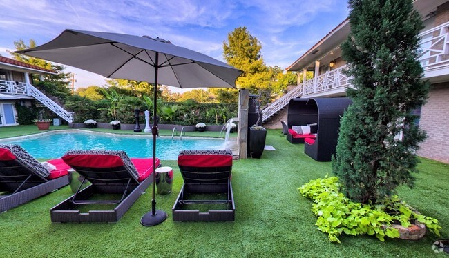 Building Photo - GARDEN VILLA Rental