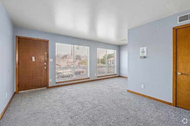 1BR, 1BA - 750SF - Living Room - Twin Gates
