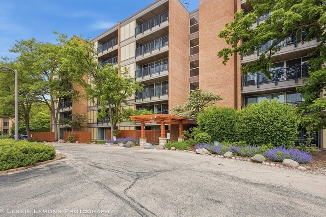 Building Photo - 5950 Oakwood Dr