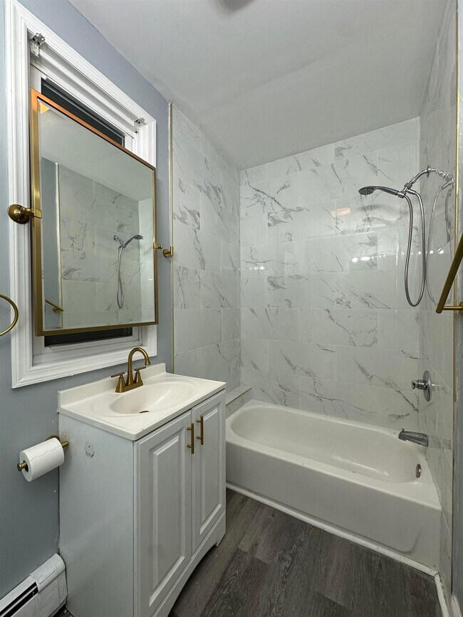 Photo - 313 Pearsall Ave Unidad 2