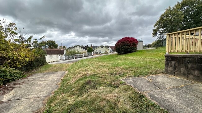Photo - 205 University St
