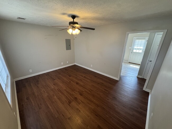 "Cozy Comfort Awaits: Charming 2-Bedroom Home in Oak Grove!"