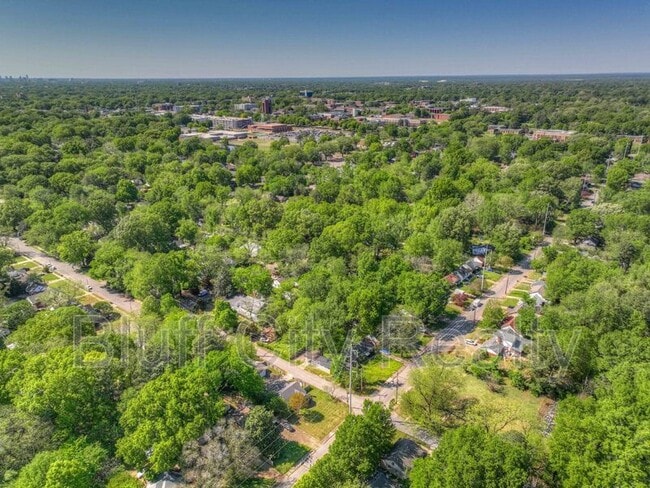 Photo - 777 Loeb St Casa