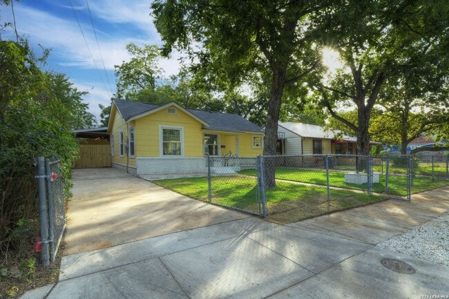Photo - 2 Bedroom/1 Bath Highland Park Subdivision