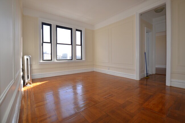 Photo - 121 E 38th St