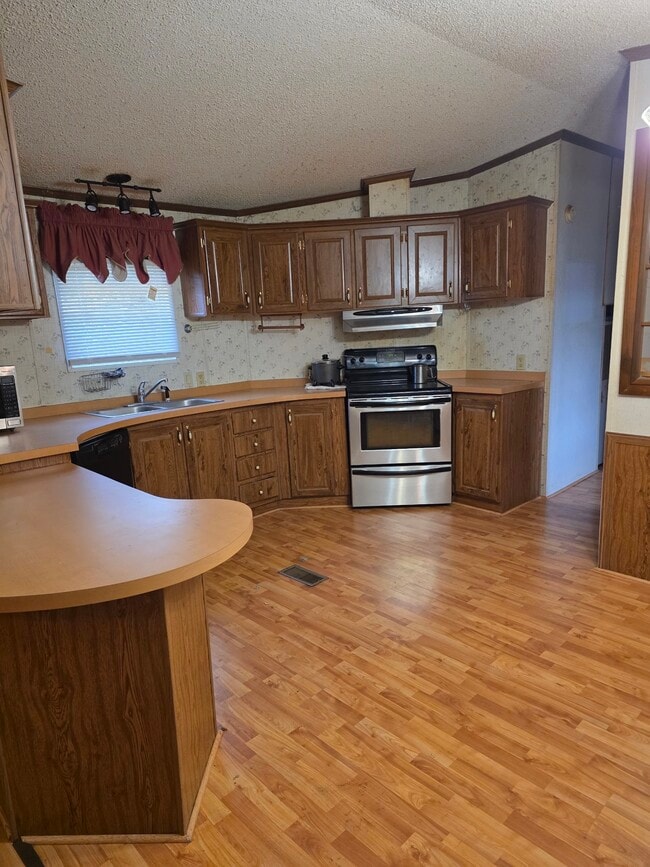 Photo - 144 Matthews St