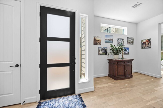 Photo - 723 W 16th St