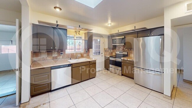 Photo - 1132 W Knox Pl