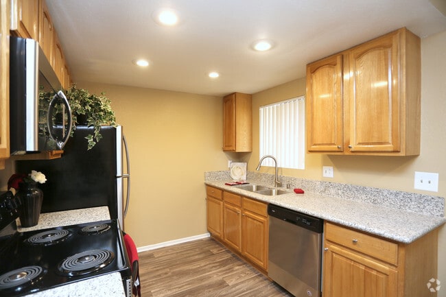 1 BR, 1 BA - 700 SF