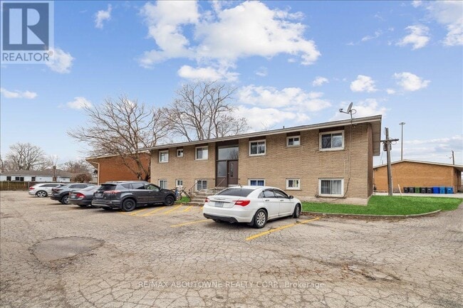 Photo - 2350 Queensway Dr