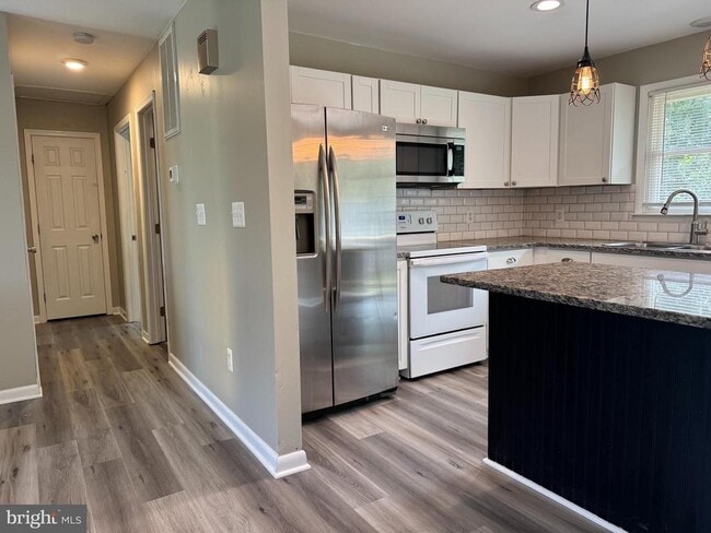 Building Photo - 5077 Macnamara Dr