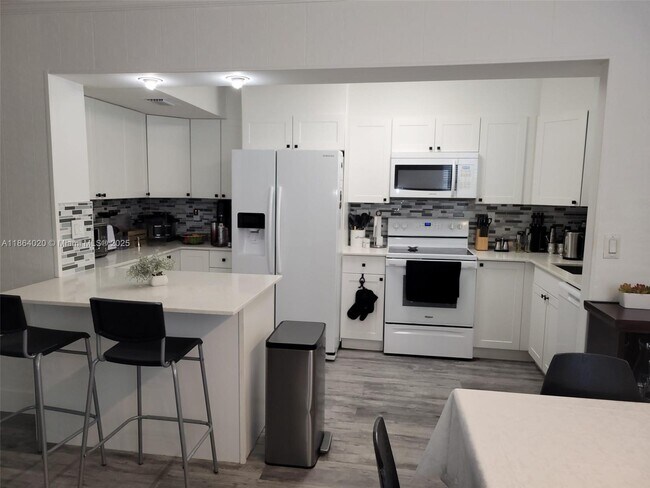 Building Photo - 20350 W Country Club Dr Unit PH8-4