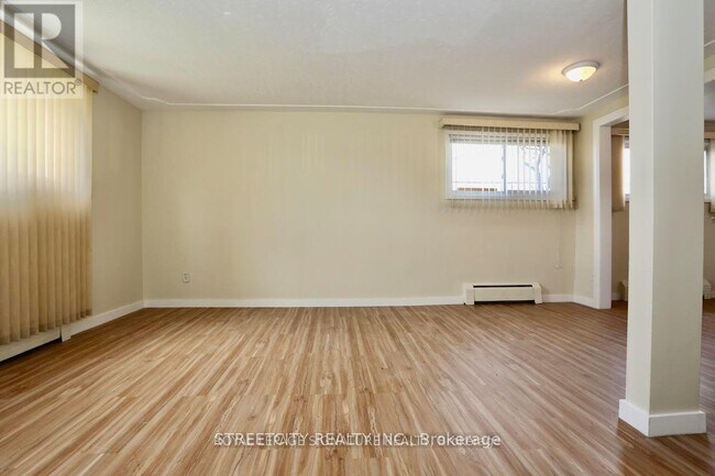 Photo - 394 Thiel St