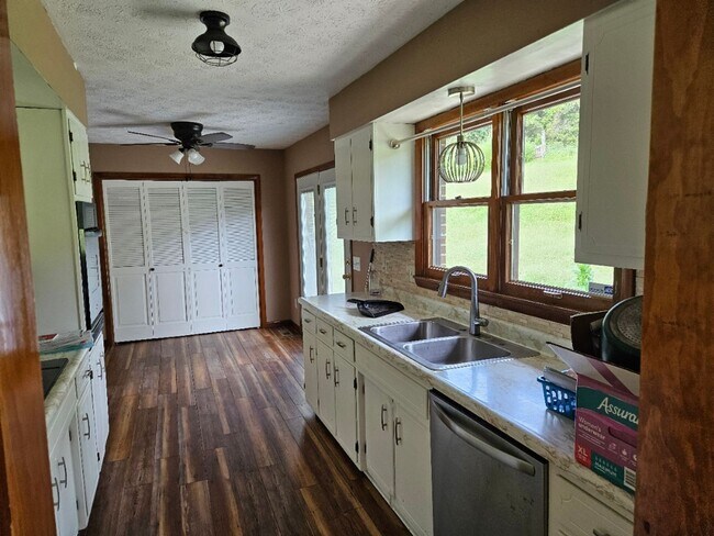 Photo - Cumberland Gap / Harrogate 37724 - Horse Friendly, 4 bedroom, 2 bath home with stable - Contact B...