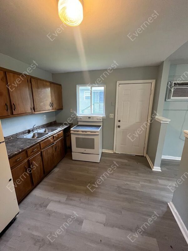 Photo - 1008 N Hawthorne St A