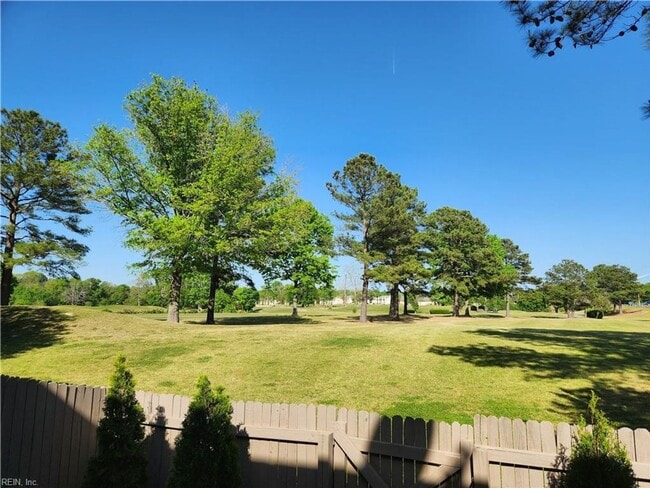 Building Photo - Newly Renovated Condo in Salem