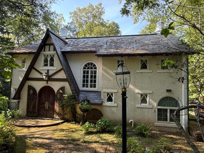Photo - 132 E Dark Hollow Rd House