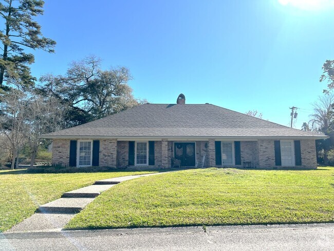 Building Photo - Country Club Dr. Rental