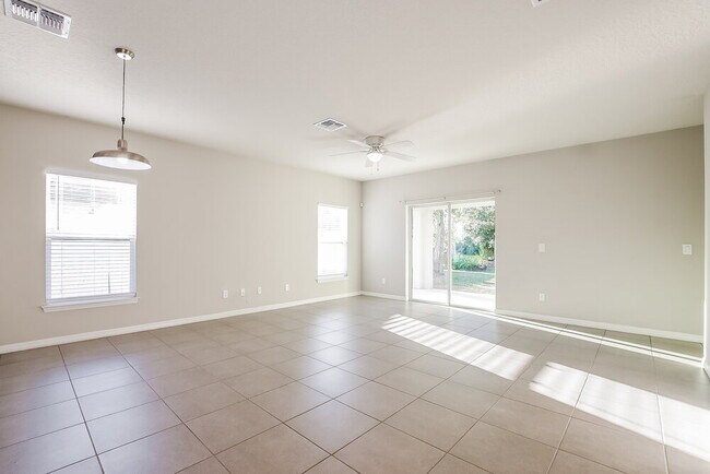 Photo - 386 Colonade Ct
