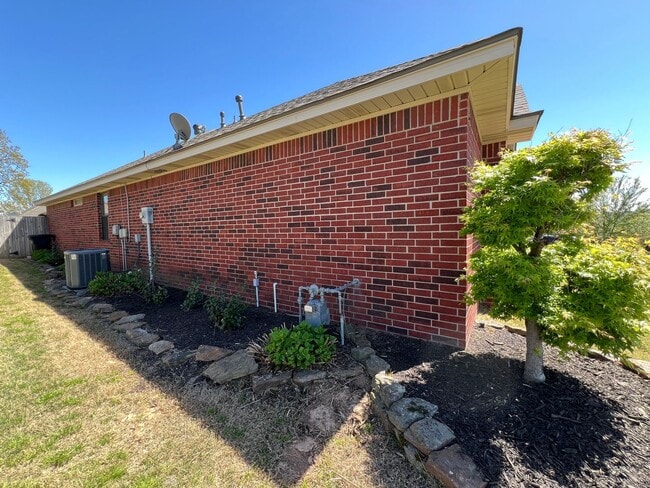 Photo - 3 Bed 2 Bath House Right down the road from Northridge Middle School.