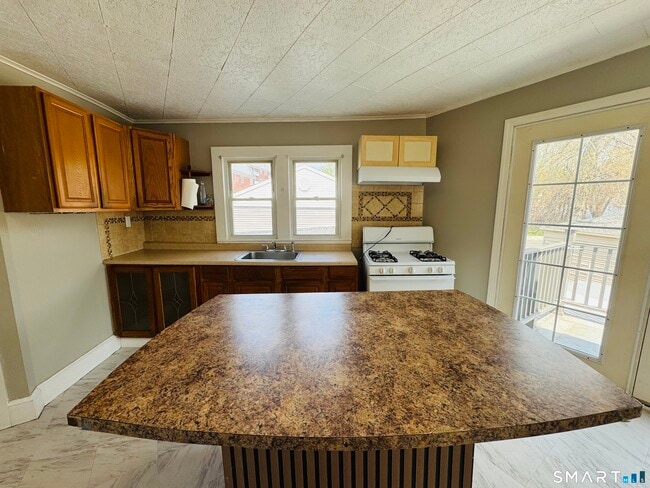 Building Photo - 260 Bunker Ave Unit 2