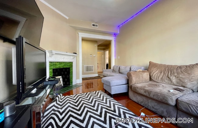 10 Strathmore Rd Unit 2