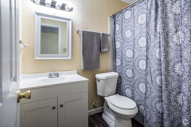 2 BR, 1 BA - 850SF - Charter Oak Apartments and Townhomes