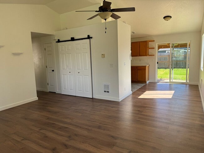 Photo - 692 N 1st St