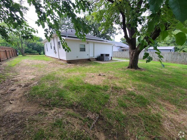 Building Photo - Burlington 4 Bed, 1 Bath - Nice Neighborhood Rental