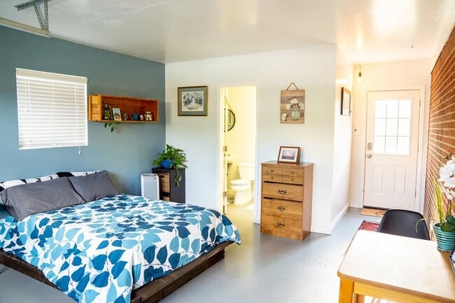 Building Photo - 8833 Kent St Unit Private Studio w/ Patio & Parking