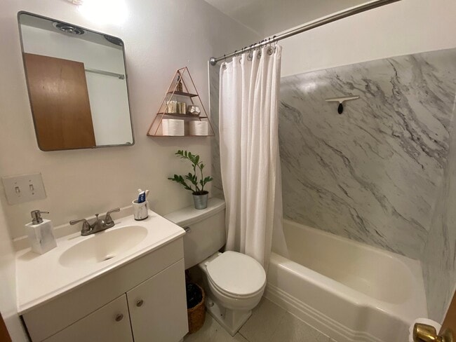 Photo - 2349 W Newton St Unidad 103