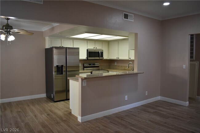 Building Photo - 717 Nectarine Ct Unit 0