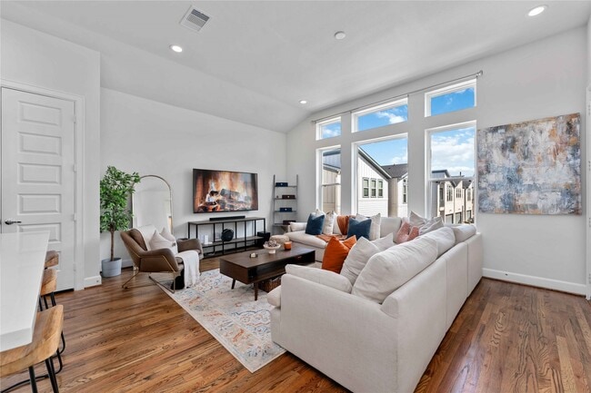 Photo - 671 Press St