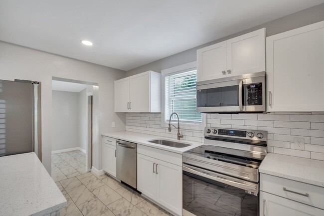 Photo - 415 E 65th St