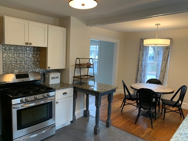 ONE large bedroom/Office/ Backyard/ Updated - 62 Cedar St Unit 62
